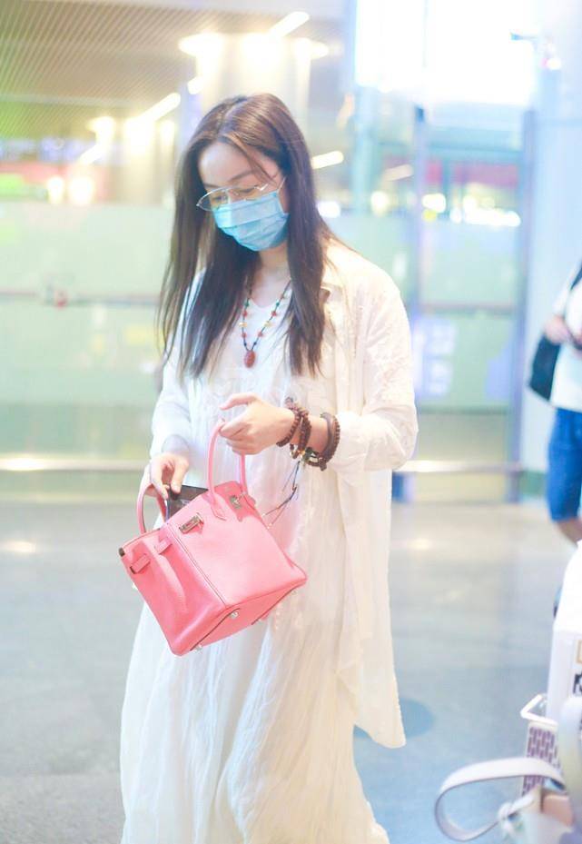 娄艺潇还挺有文艺范儿的,一袭白色长裙真文雅,但鞋子却选错了_裙装