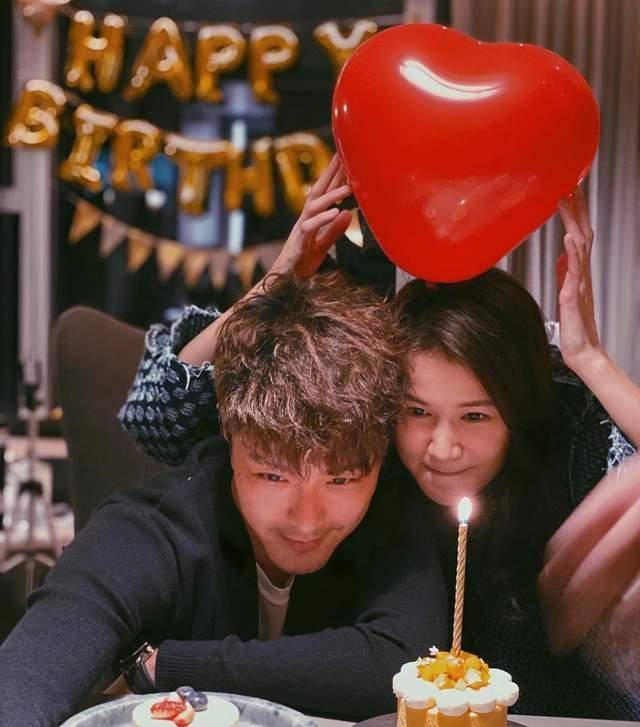 丈夫晒甜蜜合照,两人越来越有夫妻相_黄翠如_萧正楠_外界