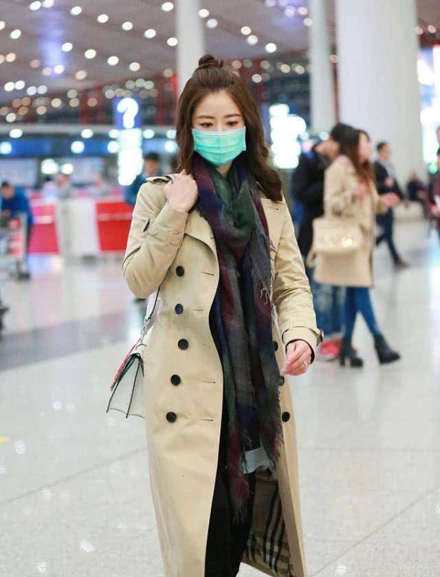 林心如扎起头发,穿风衣不够还要搭一双长靴,气场扑面而来!