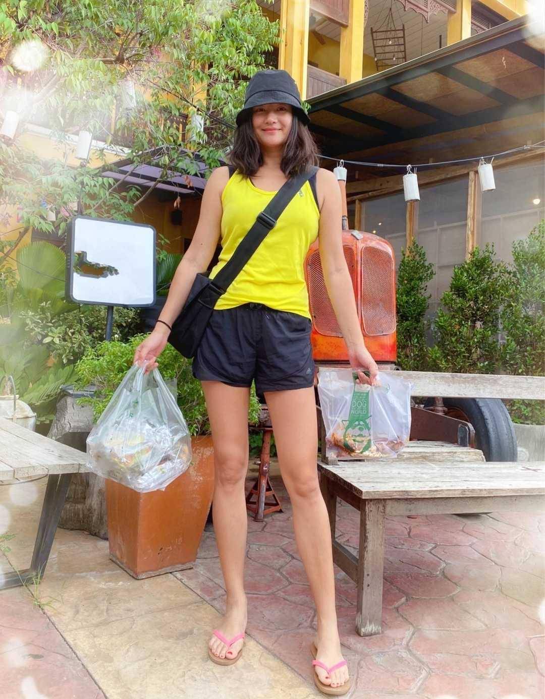 瞿颖怎么黑成这样了!在国外公园打网球,51岁穿短裤还很健康!