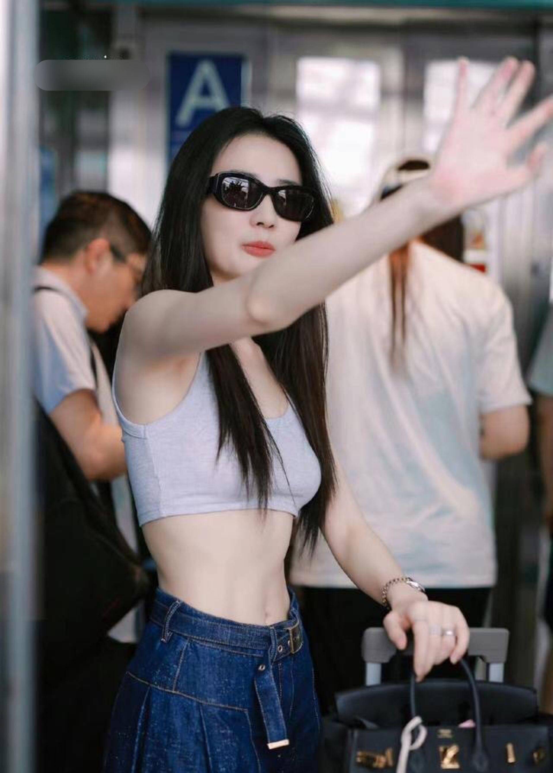 徐璐"穿紧身胸衣"大摇大摆现身机场,秀出好身材,西装值得奢华