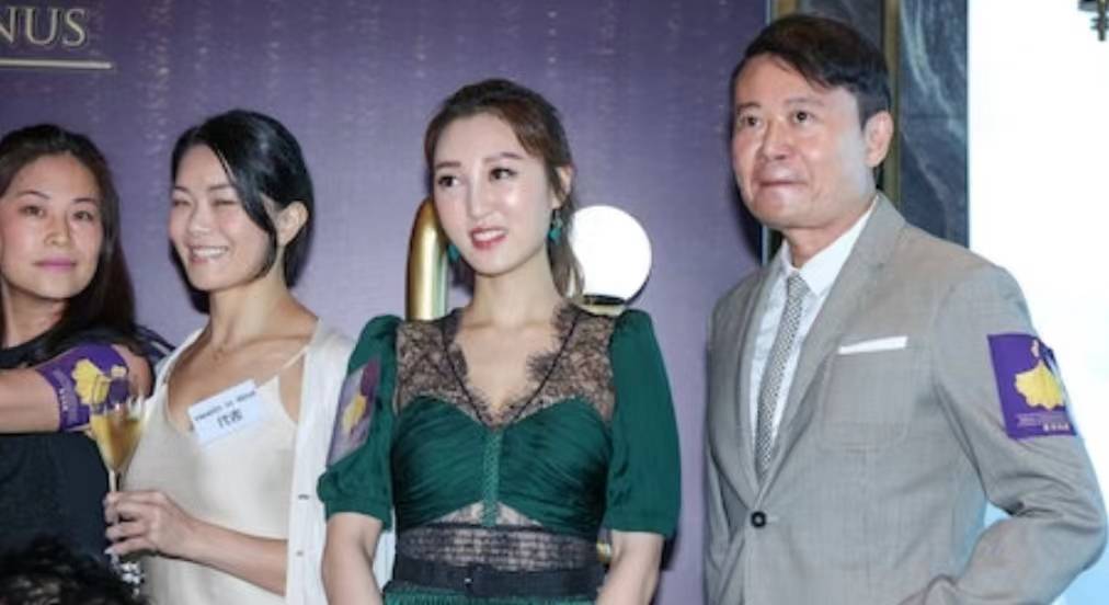 何艳娟回应被指爱炫富,曾与年长40岁富商闪婚跻身上流社会