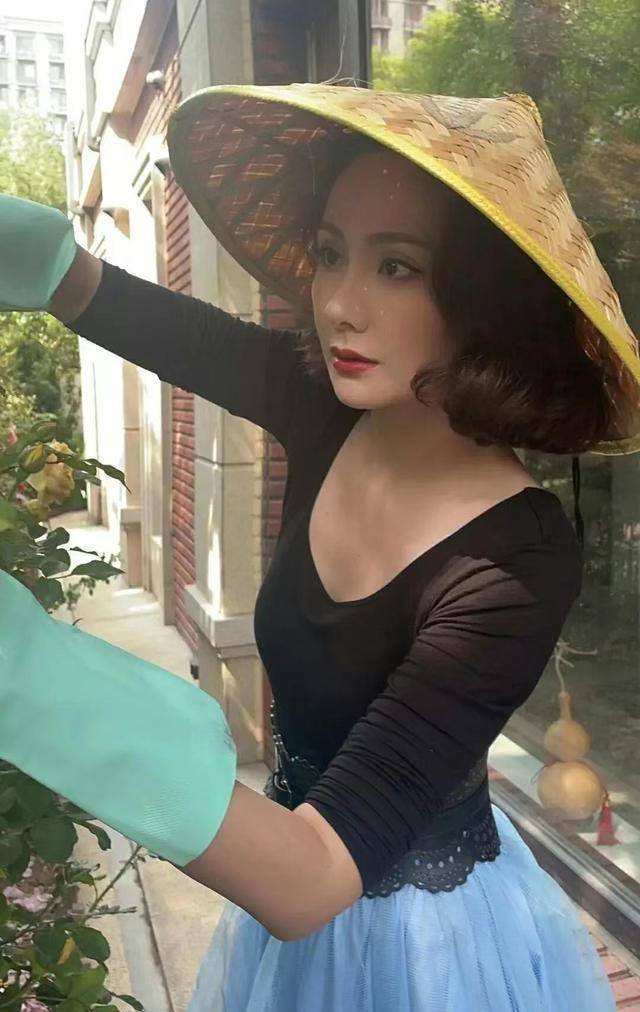 程莉莎晒照惹"摆拍"争议!