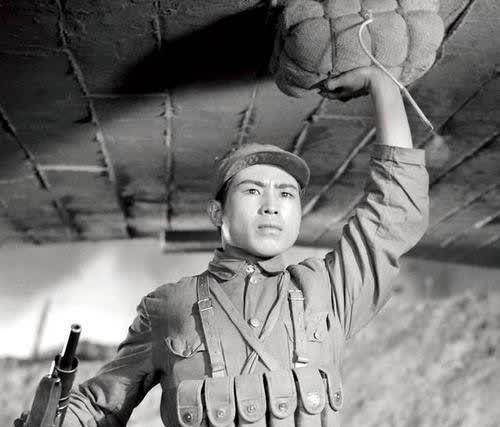 全国战斗英雄郅顺义,曾亲眼目睹董存瑞的壮举,并深得