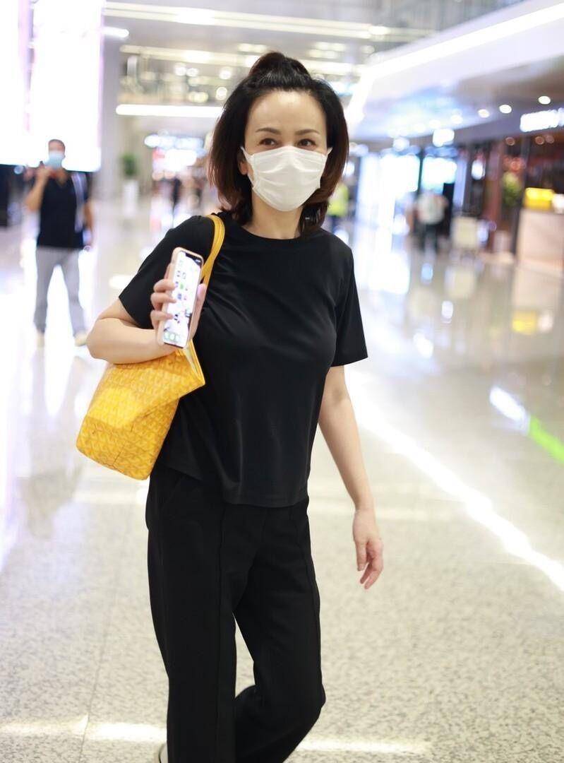 五十二岁的王琳在机场走来走去自然自信,啾啾踩着帆布鞋,稚嫩如大学生