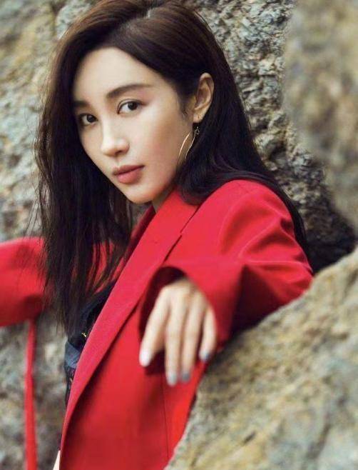 李菲儿撩人不自知?西装大胆敞开不系扣,好身材一清二楚