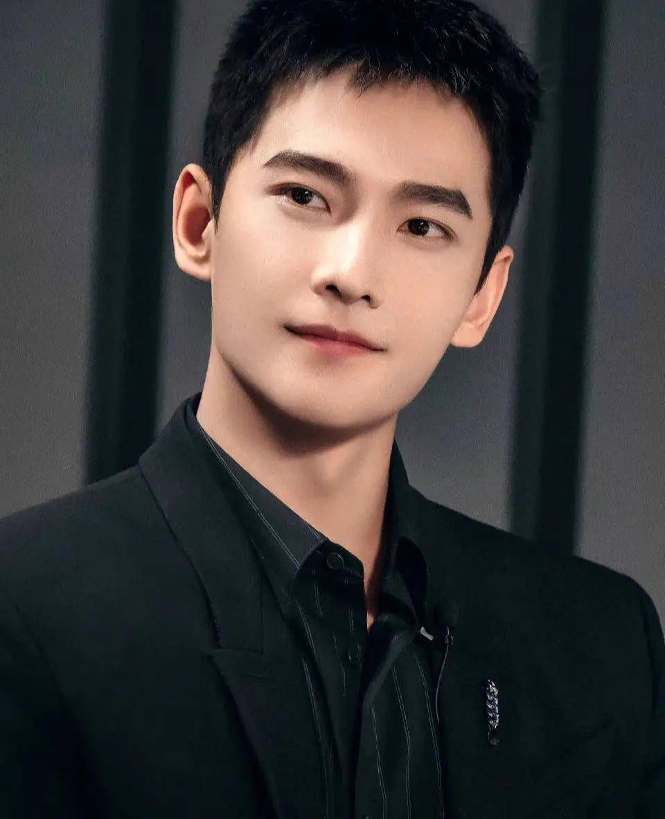 李沁新恋情曝光,与年仅19岁的杨洋续情,网友:专心事业_成绩_电视剧