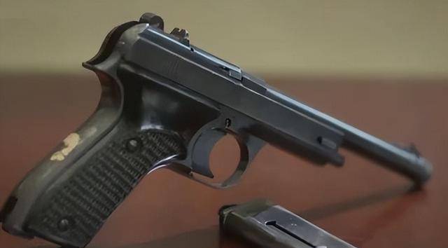 东风3型手枪6月17日上午十一点左右,张姜二人一同走出了出租屋,此时