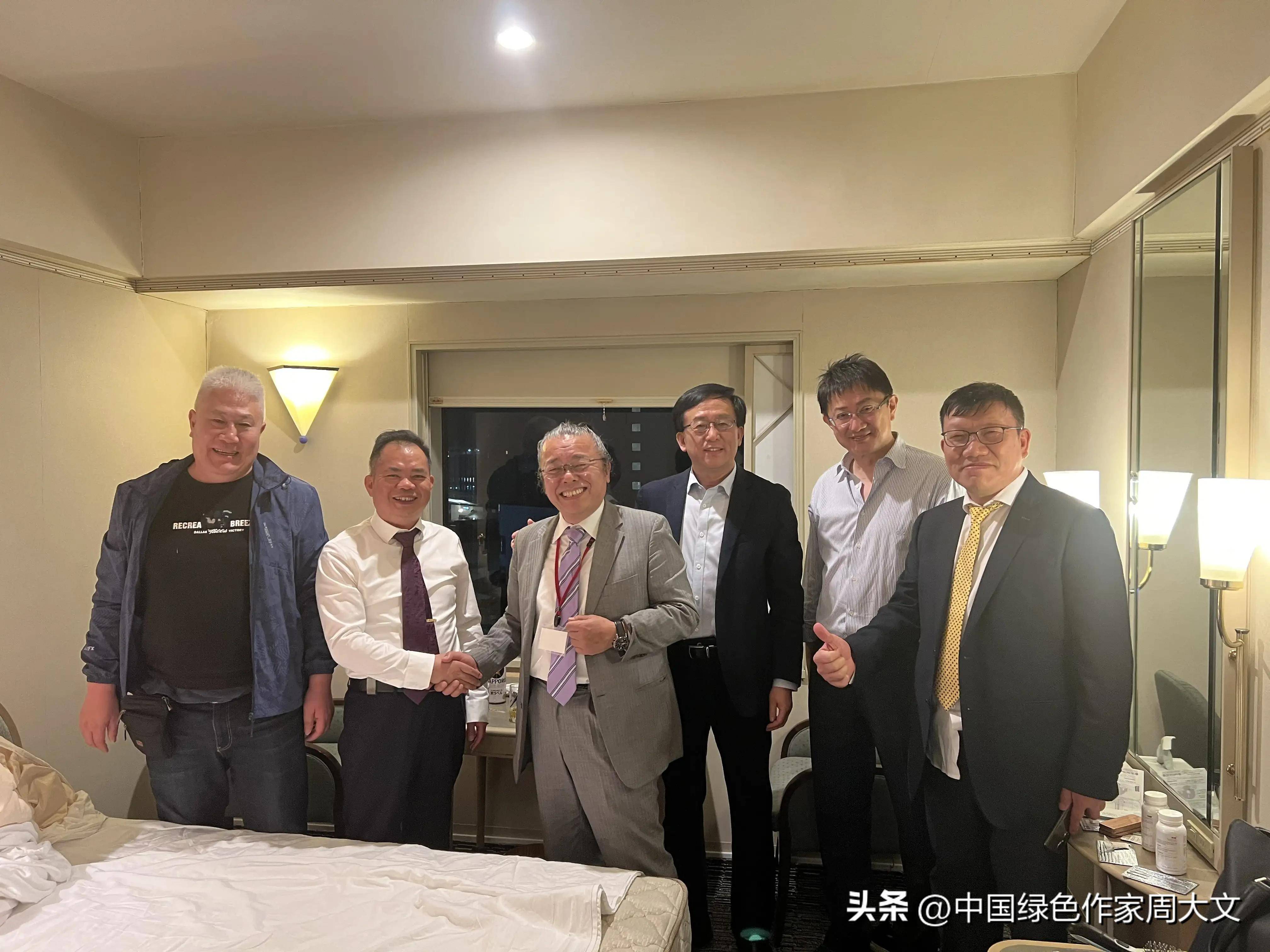 武腾会长(右三)一行体验中国平衡针后与张汉卿医生合影张汉卿医生曾