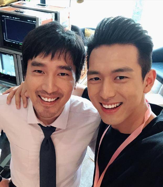 李现追星成功,与赵又廷开心合影,网友:笑起来都一模一样的感觉