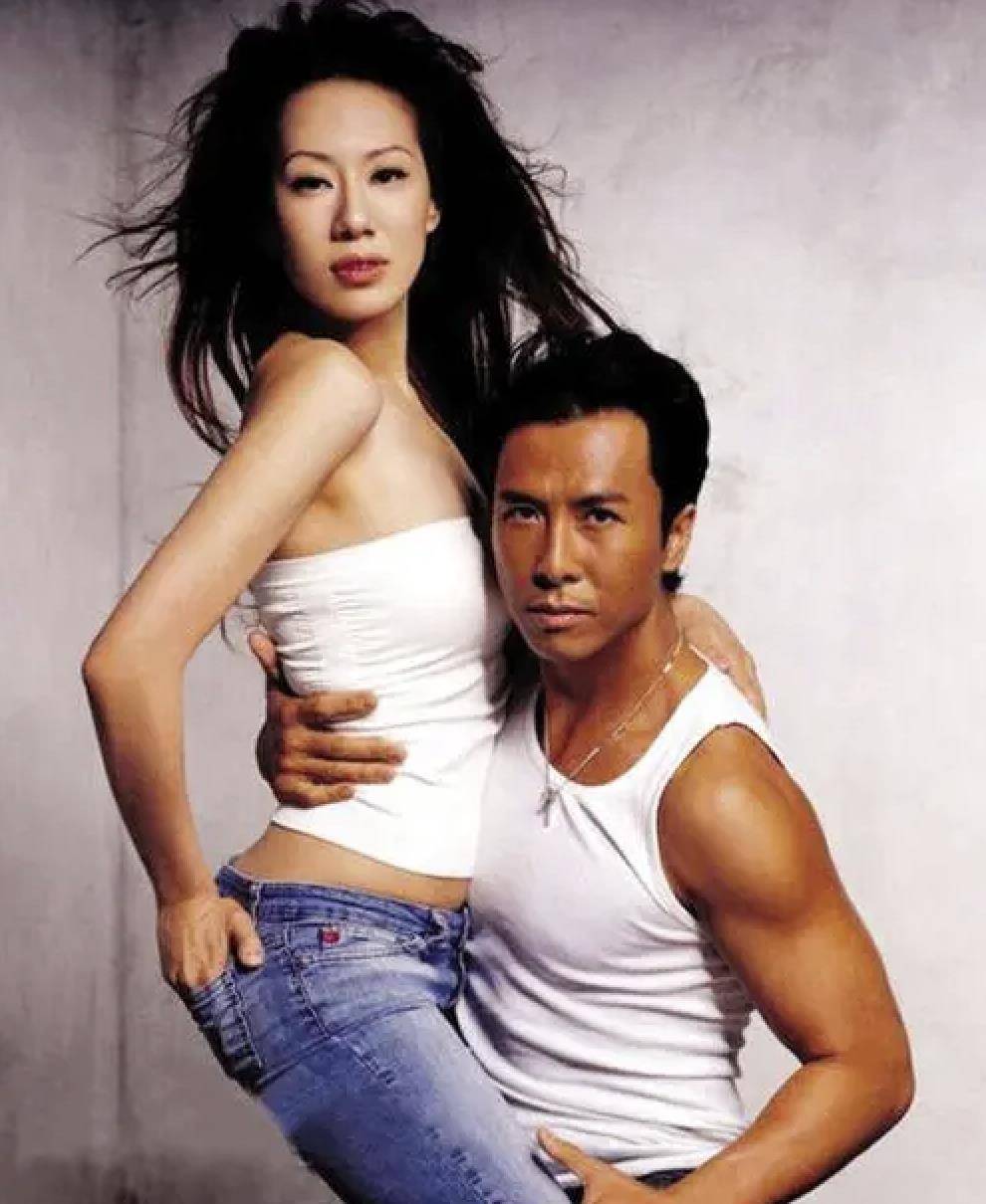 59岁甄子丹结婚20年补办婚礼,妻女像姐妹花,王宝强带新女友道贺