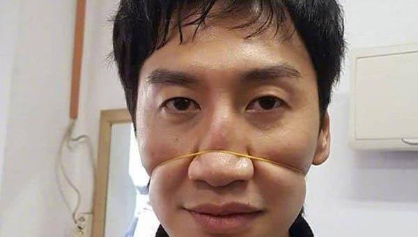 李光洙用皮筋勒脸表情变形,他明明是个高富帅,却偏要自毁形象_照片