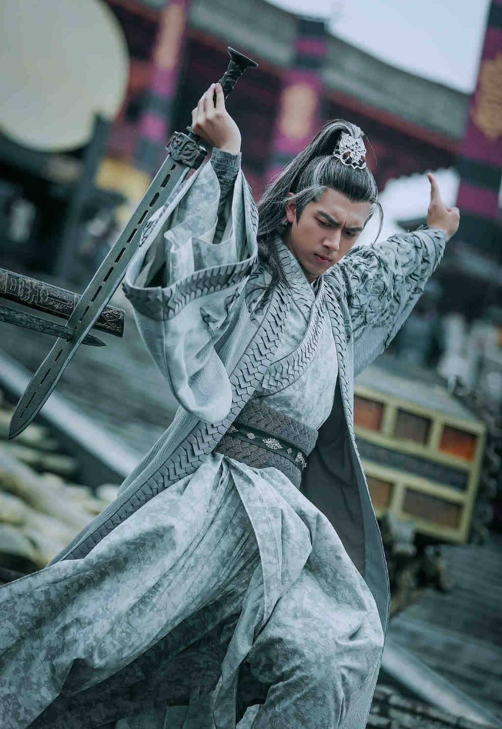 李现古装造型三步走,从傻里傻气到潇洒稳重,这个过程让人改观_丁宁