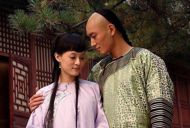 李东学和叶璇的关系也是扑朔迷离,有人说他们是因戏生情,也有人说故意