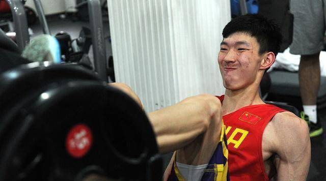 一夜之间,从波兰人变深圳人,周琦这一年还有多少锅要背?