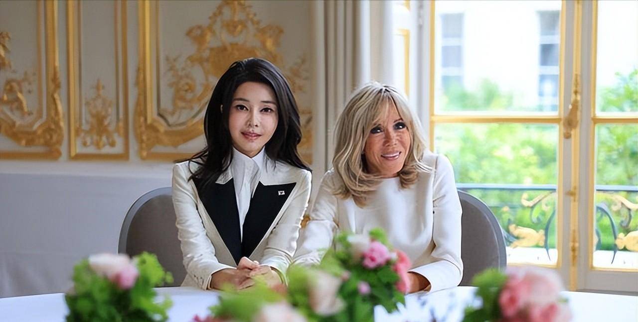 韩法两国第一夫人同框,金建希穿黑白配好显嫩,布丽吉特赢在气质_衣服
