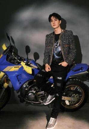 日前赵丽颖传即将接演《破冰行动》傅育昆导演的新作《野蛮生长》,是