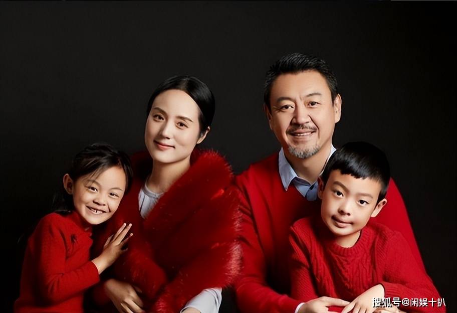 杨柳：被称为央视最帅主播，娶小10岁妻子，如今一家四口幸福美满_搜狐网