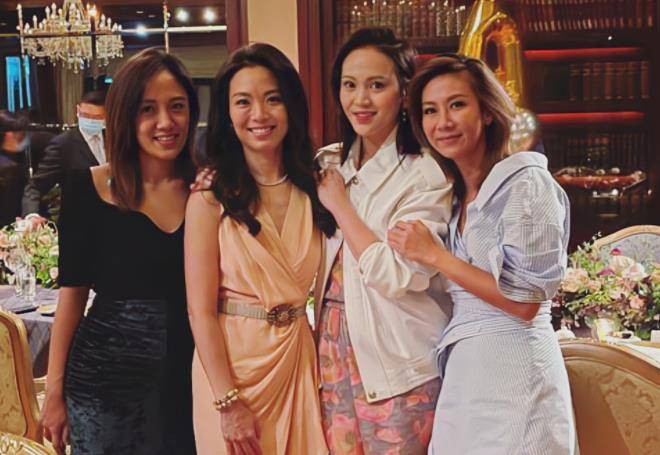 穿着浅蓝色衬衫裙的女性被称为林丽颖,她的皮肤又