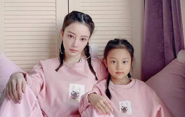 李小璐带甜馨玩滑板,脏辫鸭舌帽好嘻哈,有皮几万的影子_贾乃亮_穿着