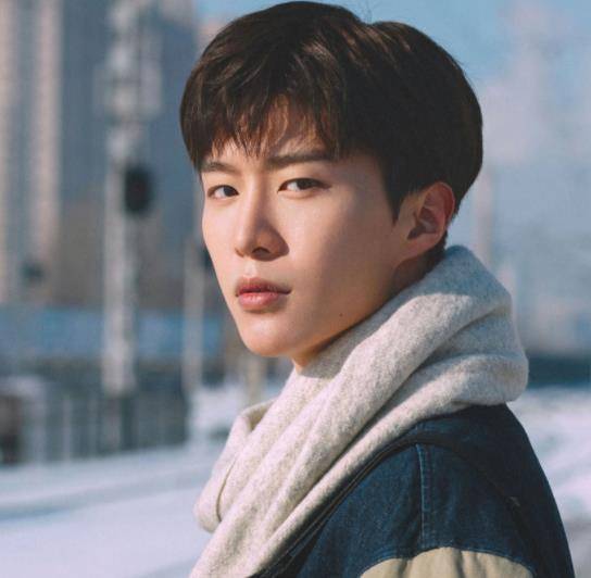 范丞丞晒顺毛齐刘海怼脸照,颜值太过优越,青年演员未来可期_少年_程潇