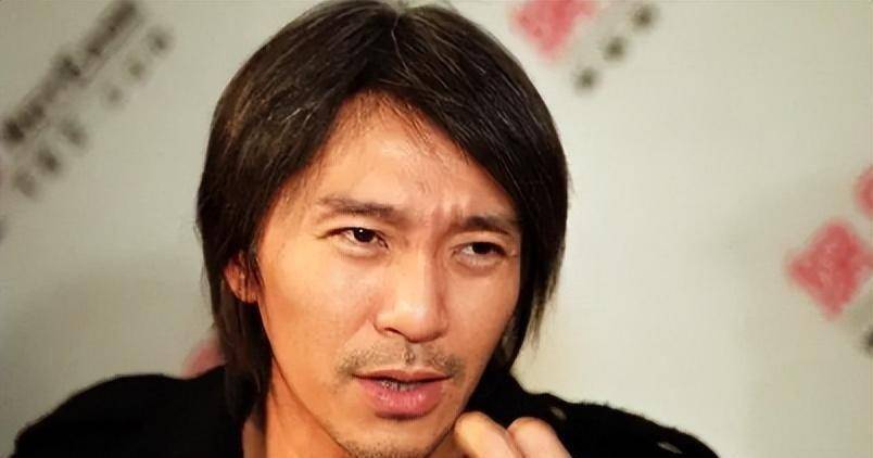 周星驰不仅担任导演和主演,还与著名歌手郭富城合唱,成为经典中的经典
