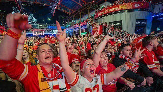 男子花5万元买超级碗门票,坐在座位上睡觉,网友:你真有钱_比赛_直播