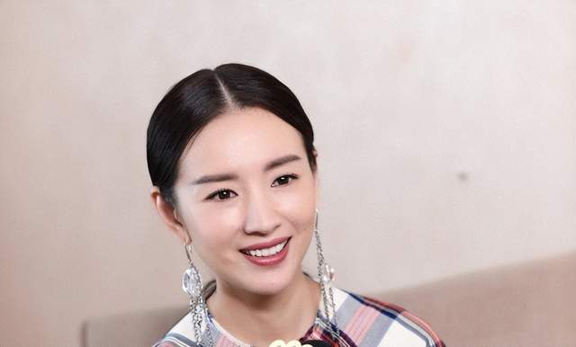 陈数和周迅小姐姐都说周末人太多了,到时聚餐排队怎么办,还不如去游泳