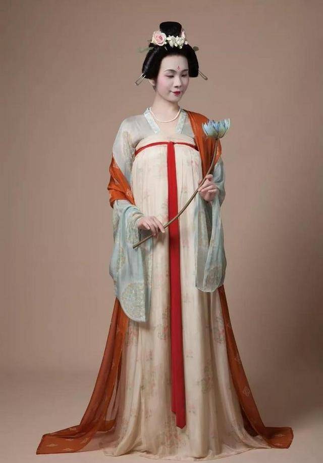 古人穿衣服拖到地上,不怕弄脏吗?地面是"金砖",很干净_长裙_贵族_古代