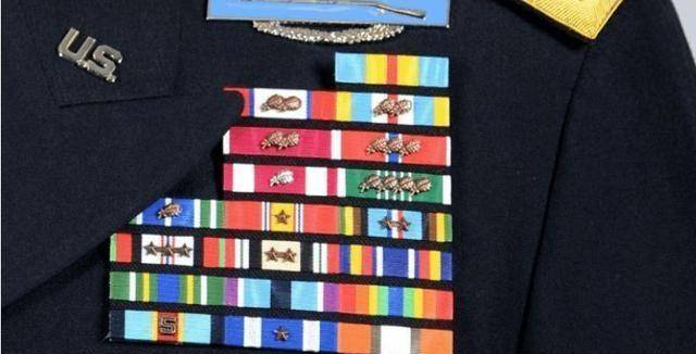 军人衣领上的徽章图片