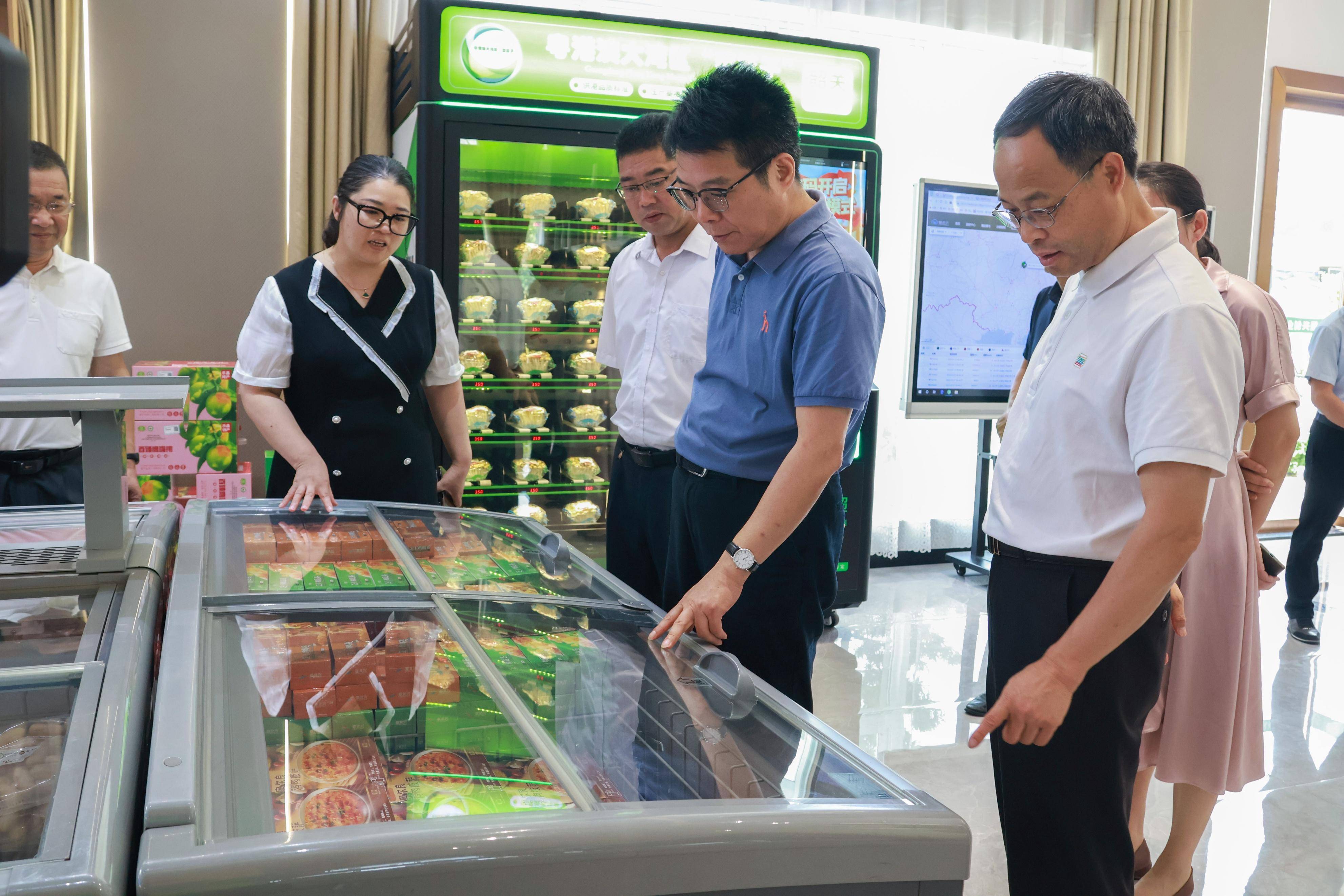 在韶关配送中心负责人黄秀芬的带领下,张建强一行实地参观了粤港澳大