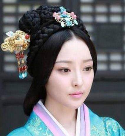 对于王洁曦的评价,朱一龙说她是一个非常努力勤奋的演员,演戏也是她的