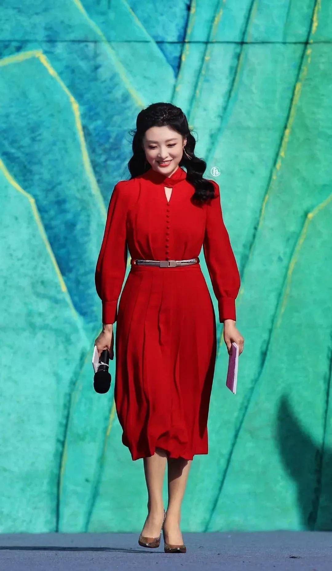 周涛真绝了,公主编发配红裙又甜又俏,不愧是最美电视一姐_高跟鞋_红色