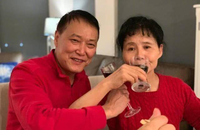 盘点八大明星父母的亲密合照，看看哪一对最恩爱？