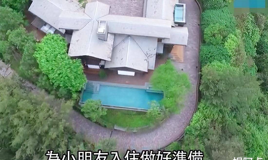 自从被李泽楷接回香港后,一直居住在价值早已超10亿的"超级木屋"别墅