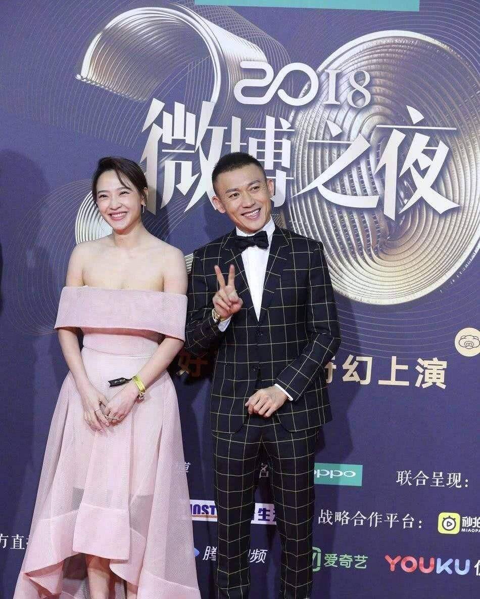 论已婚自律,这些男演员走红毯看人下菜碟,表情动作转变得太快了_老婆