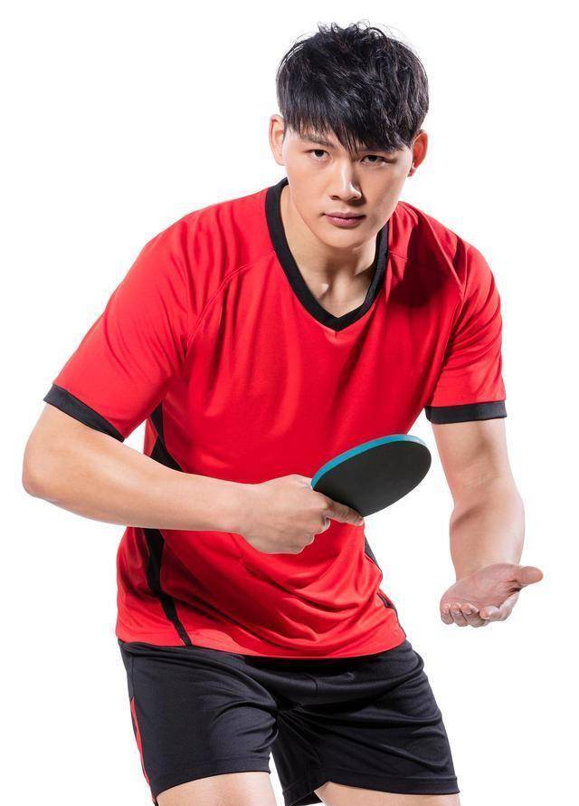 乒乓球员为啥喜欢吹球拍擦球拍?