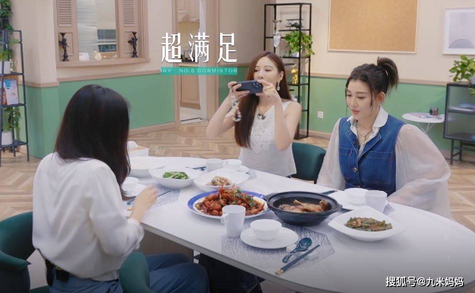 美依礼芽脸都圆了,郑秀妍胖出小肚子,《浪姐》的伙食真是太好了