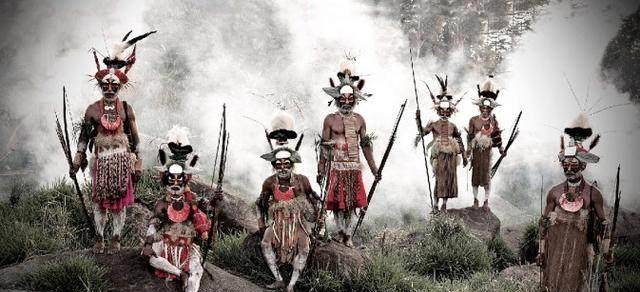 于是把这个消息告诉了国家少数民族委员会,最后的原始人塔萨代人便