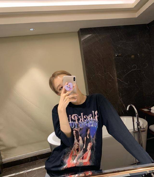 朴彩英罕见单马尾造型,黑色t恤加芭比粉裙,没刘海更加少女了!