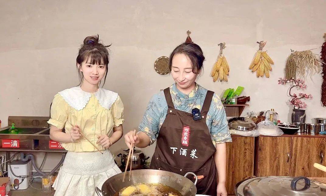 交通经济中心主持人cici和网红丹霞春姐体验制作陕北炸年糕乡村文化