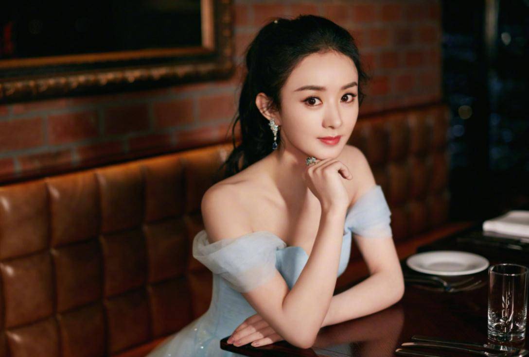 2017年跨年晚会上,他还作为粉丝代表给赵丽颖送上一双水晶鞋.