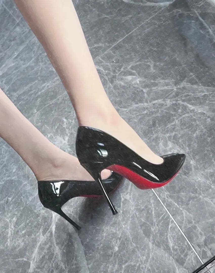 时尚小红底时尚高跟鞋,细高跟展现修长迷人的双腿_着者_设计_行走