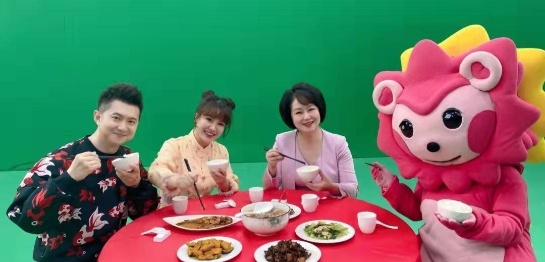 曝56岁鞠萍姐姐近况,与同事吃饭笑容满面,肤白貌美优雅端庄_节目_照片