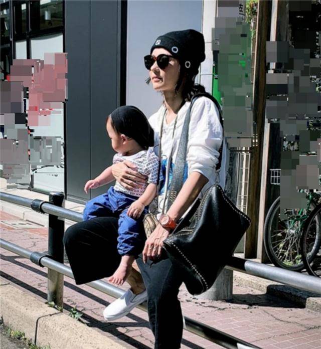 单亲妈妈小林青霞:一段失败的婚姻,41岁带着三个孩子生活_谢霆锋_照片