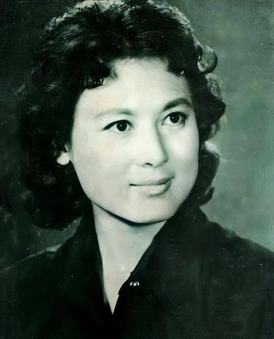 演员向梅:83岁退休后生活悲凉,背后真相曝光,才知道风光后的痛_武兆发