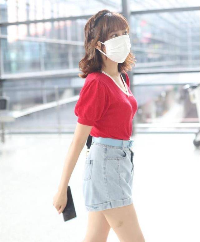 李艺彤"小饼干"牛仔短裤搭配锤子,秀出迷人身材!_时尚_女孩子_衣服