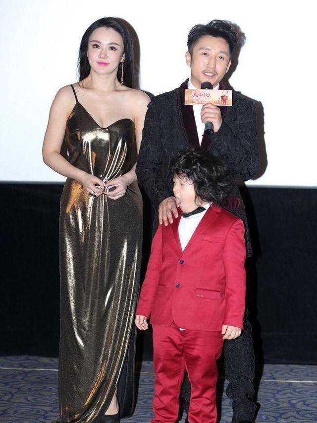 单吊带"液态裙"让35岁她再度出圈_邹市明_身材_裙子