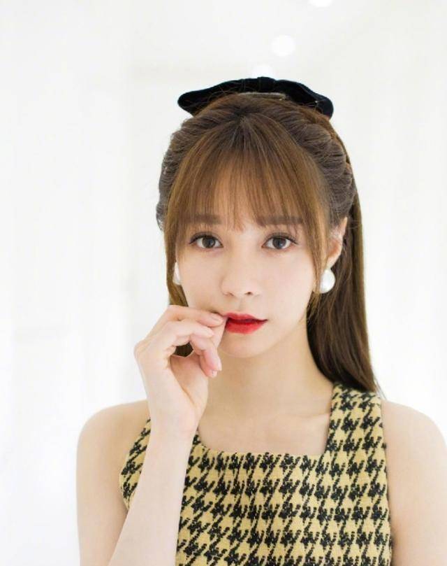 沈梦辰穿格子裙俏丽可人,高马尾空气刘海好少女,美翻了_线条_黑色