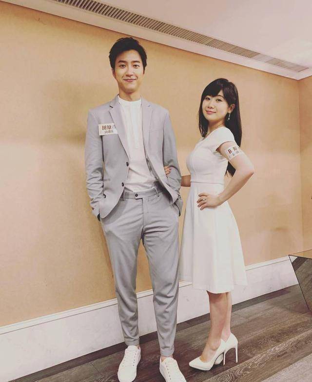 江宏杰也凭借的和福原爱的关系闯入了日本网友的眼帘中,因高大身材和